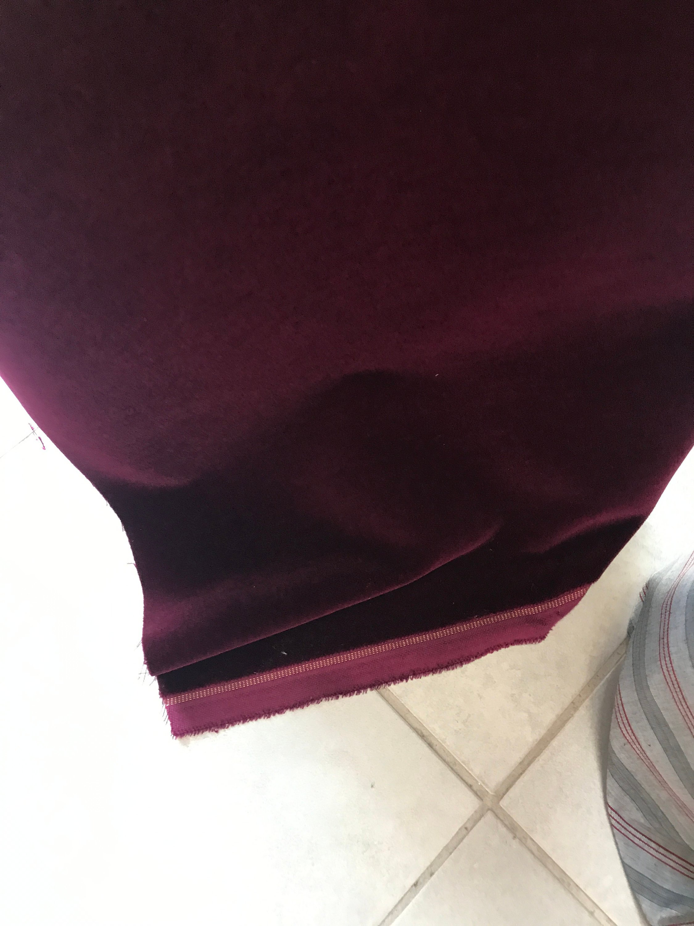 460 g / 150 cm wide colour 543 burgundy Velveteen fabric with gold edge